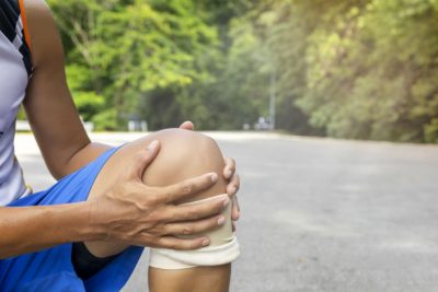 Patellaspitzensysndrom: Sportler mit schmerzendem Knie