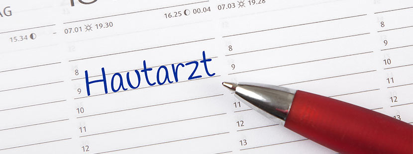 Hautarzt Termin, der mit einem roten Kugelschreiber im Kalender notiert wurde. Hautarzt Graz.