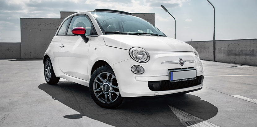 weißer Fiat mit roten Rückspiegeln