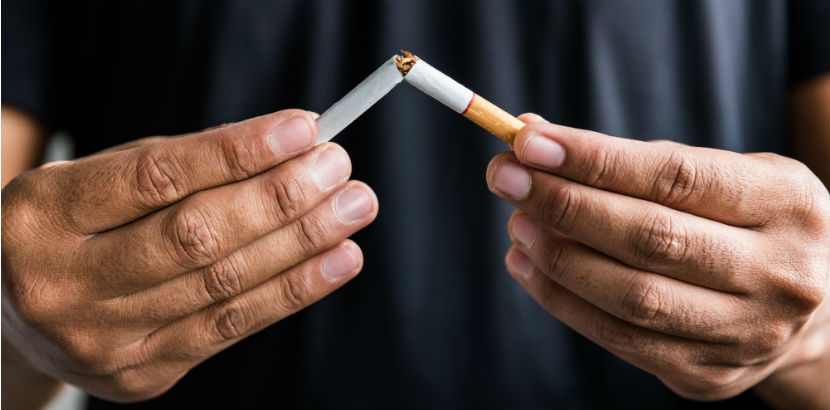 Lungenkrebs: ein Mann zerbricht eine Zigarette