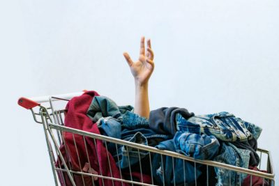 Kaufsucht: Einkaufswagen voller Kleidung