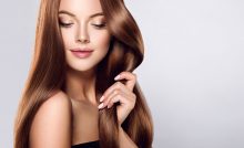 Junge Frau mit langen, glänzenden Haaren nach der Olaplex Behandlung. Olaplex Wien.
