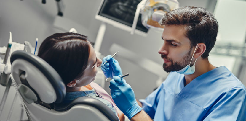 Zahnarzt Innsbruck: Zahnarzt in seiner Praxis