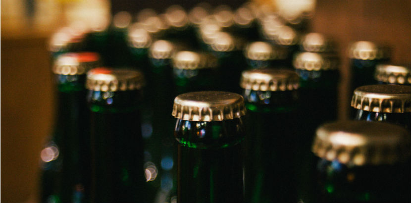 Alkoholsucht: Bierflaschen im Close-Up