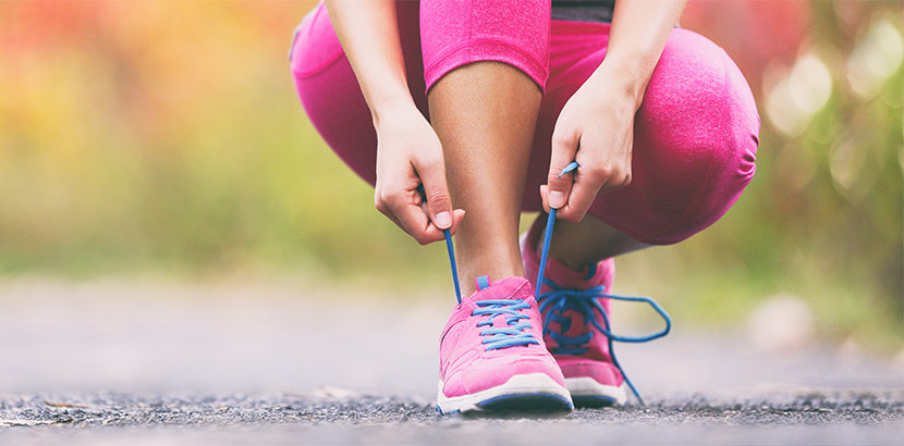 Eine junge Frau mit Fibromyalgie beim Joggen.