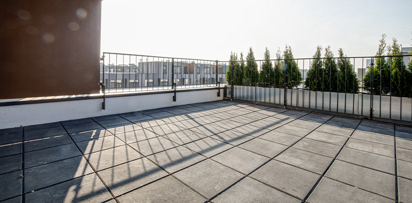 Eine Dachterrasse aus Steinplatten.