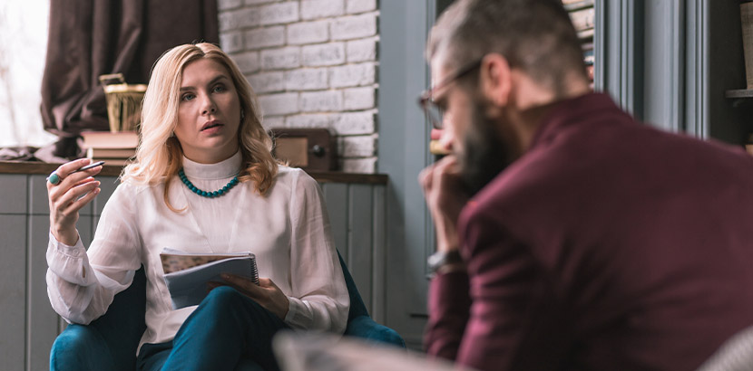 Eine Therapeutin der Gestalttherapie im Gespräch mit ihrem Patienten.