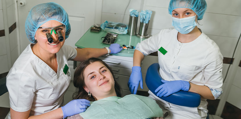 Eine Zahnärztin und ihr Team bei der Amalgamsanierung mehrerer Zähne.