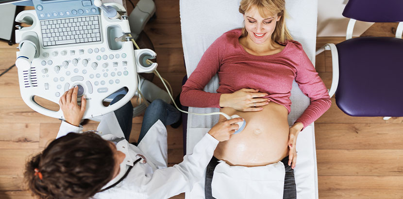 Schwangere bei der Ultraschall-Untersuchung beim Frauenarzt. Frauenarzt Innsbruck.