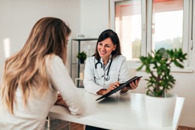 Frauenärztin, die eine Patientin berät. Frauenarzt Linz.