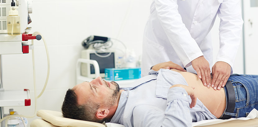 Ein Arzt verwendet Abtastung um die Symptome eines Patienten zu ergründen.