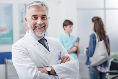 Ein Facharzt für Innere Medizin, Kardiologe und Angiologie in seiner Ordination in Tirol.