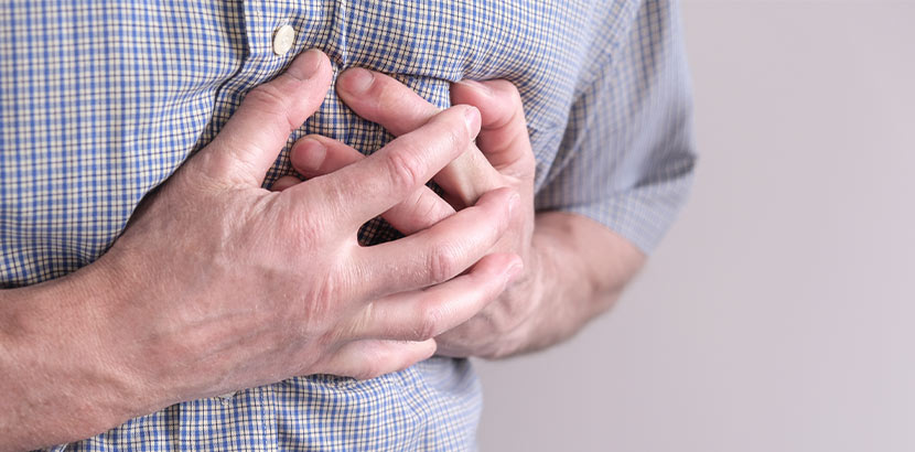 Ein Mann mit Brustschmerzen vor Herzinfarkt.