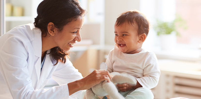 Ein Baby in der Babysprechstunde der Kinderarztpraxis.