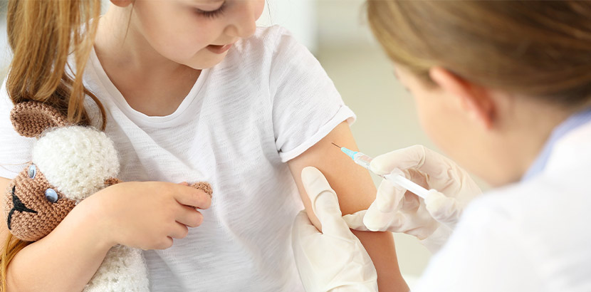 Eine kostenlose Kinderimpfung bei einem Facharzt für Jugendheilkunde