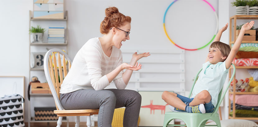 Psychotherapeut und Psychologe bei der Behandlung eines Jungen mit Aufmerksamkeitsdefizit-Syndrom.