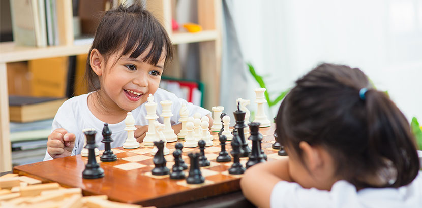10 jährige Kinder spielen Schach