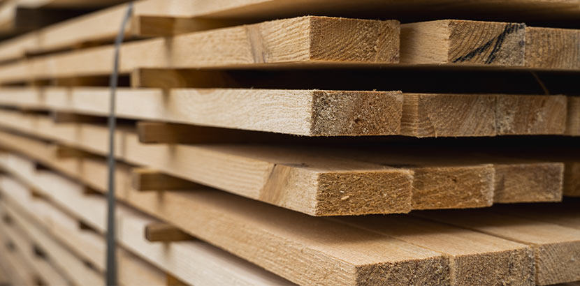 Stapel von Holzbrettern bei der Trocknung im Sägewerk.