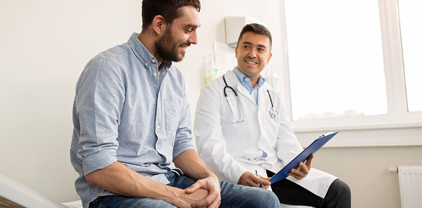 Patient im Gespräch zur Beratung beim Wiener Andrologen.