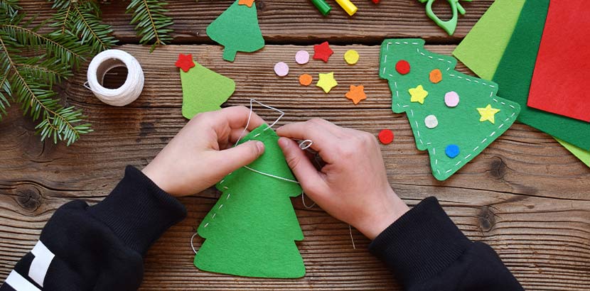 Weihnachtsbaum aus Filz mit handgemachtem Weihnachtsschmuck. Handmade Gifts.