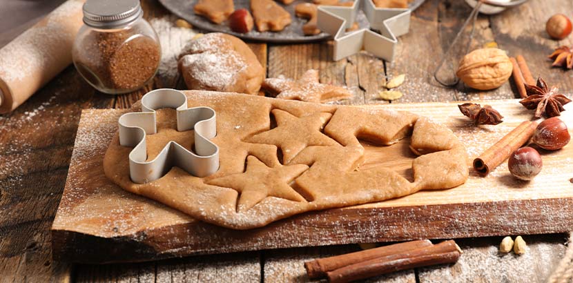 Kekse als Geschenk auf einem Tisch. Christmas Gifts Crafts & Ideas.