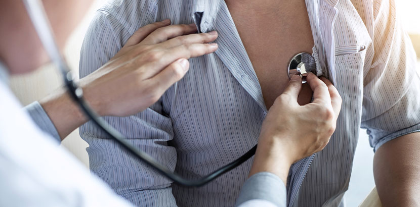 Arzt für Angiologie verwendet Stethoskop bei Untersuchung des Herzens.