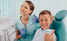 Kind in Behandlung bei Facharzt für Kinderzahnheilkunde.