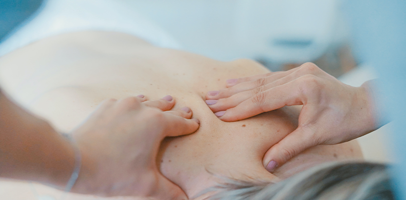 Tiefe Berührungen - Junges Mädchen Bekommt Eine Massage Der Besonderen Art