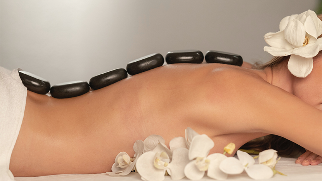 Masseur samt bei seiner Kundin ein Masseur samt bei seiner Kundin ein
