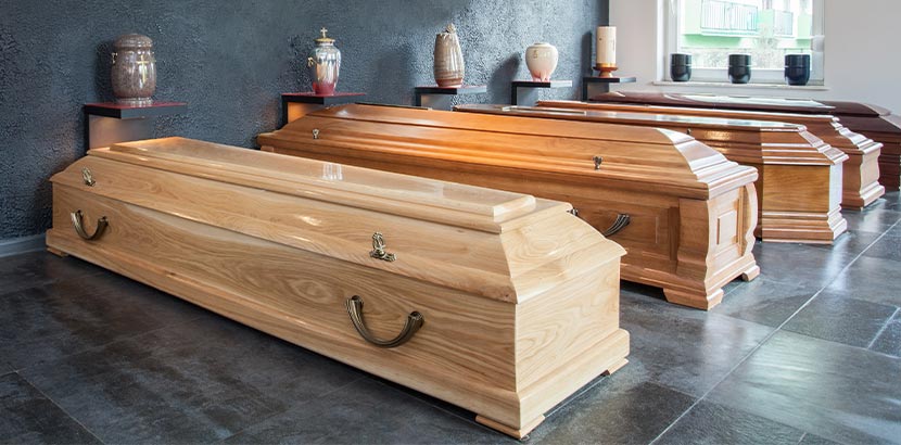 Sarg-Modelle wie Truhensarg, italienischer Sarg für alle Bestattungsarten im Schauraum bei dem Bestatter. Planen von Bestattung nach Sterbefall.
