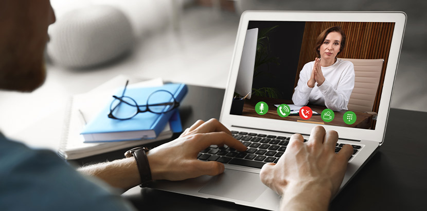 Therapie mittels Video-Anruf über Skype für Patienten mit Angststörung.
