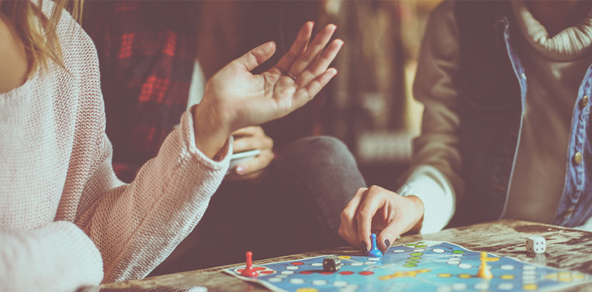 Männer und Frauen in Spielerunde, Brettspiele für Erwachsene.