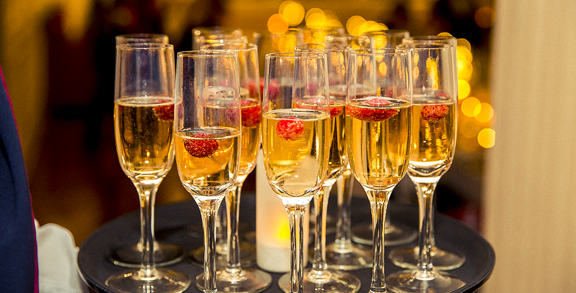 Tablett mit Sekt zu Silvester