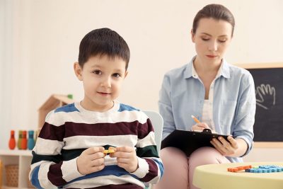 Kind mit Autismus in psychologischer Einheit zur Begutachtung.