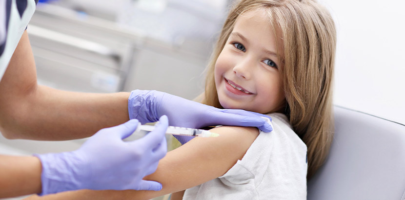 Arzt verwendet Spritze für Impfung bei jungem Mädchen.