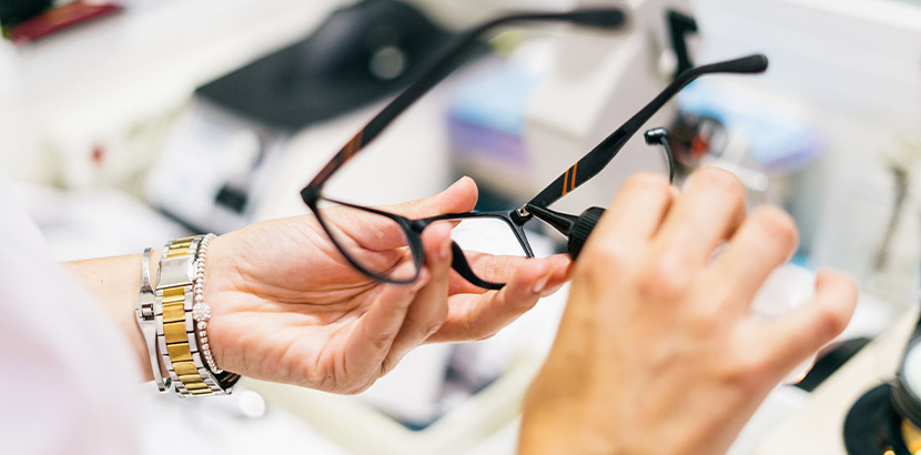 Fachoptiker beim Brille reparieren und gratis Service in der Express-Werkstatt.