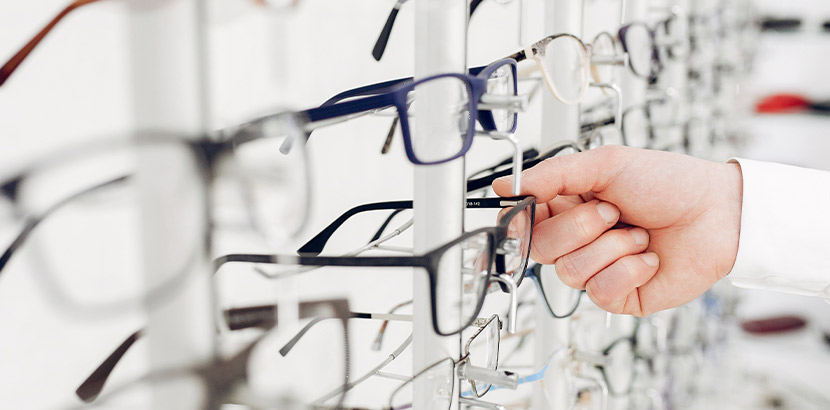 Viele unterschiedliche Brillen-Modelle und Fassungen im Brillengeschäft.