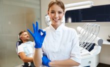 Zahnärztin in Behandlungsraum nach Diagnose von Patient mit Zahnschmerzen.