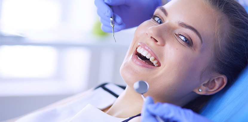 Junge Frau bei Zahnarztbesuch zur Prophylaxe