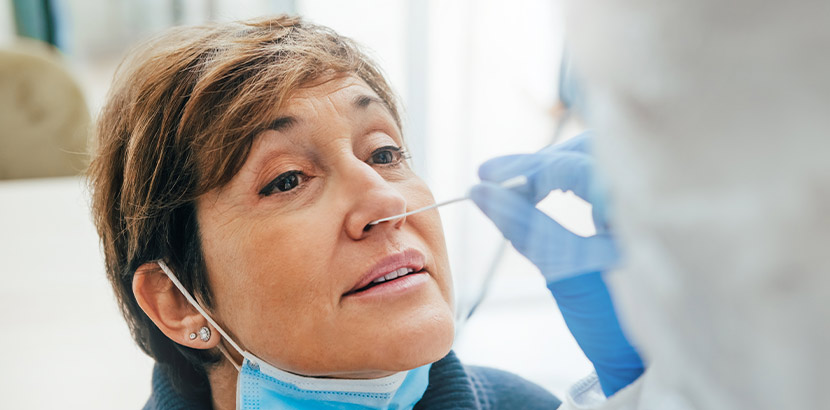 Arzt verwendet Nasenabstrich bei Patienten für Covid-Test.