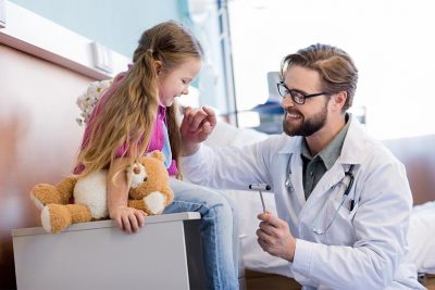 Mediziner untersucht junge Patientin im Krankenhaus.