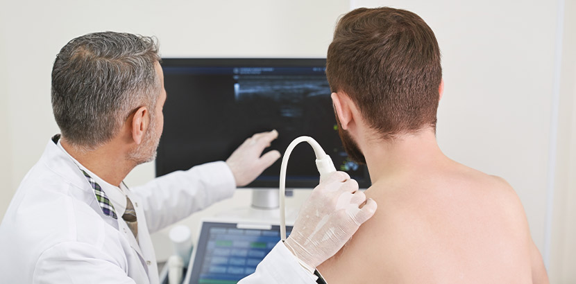 Arzt verwendet Ultraschall bei Schulterschmerzen Diagnose.