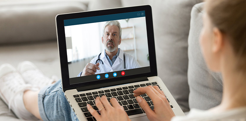 Video-Anruf zur Konsultation von Patienten über Laptop.