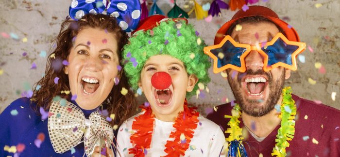 Silvester zu Hause macht mit Verkleidung mehr Spaß.