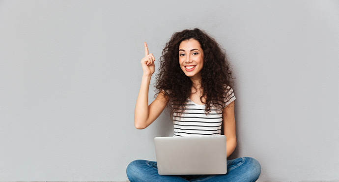 Unternehmerin hat WordPress-Site erfolgreich optimiert und verwendet Laptop um URLs zu überprüfen.