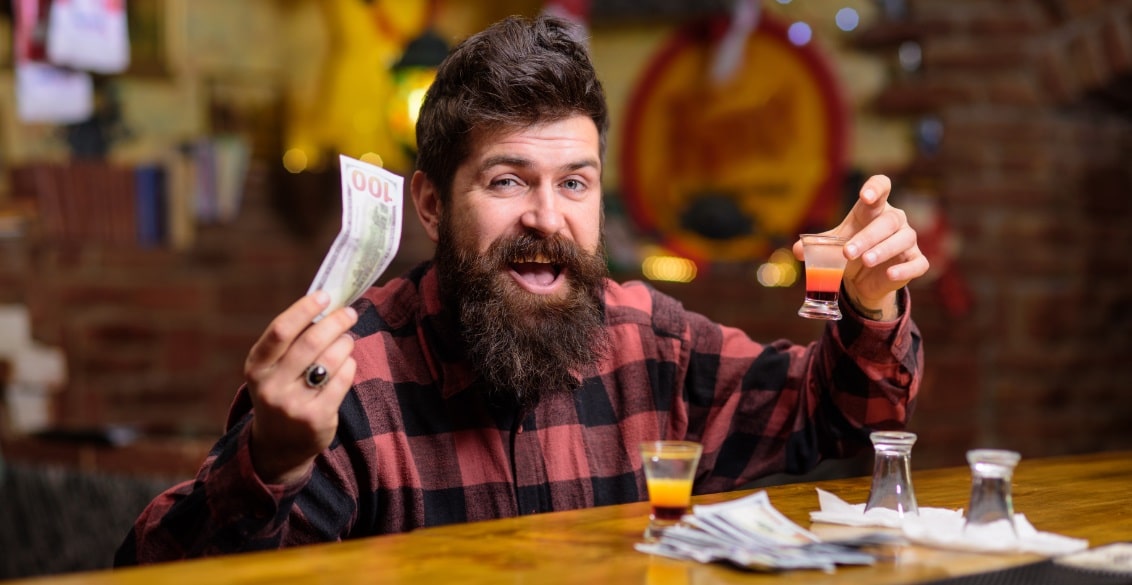 Betrunkener Mann an der Bar, wedelt mit Bargeld und kümmert sich nicht darum, ob das sicher ist oder nicht. Das gleiche Prinzip gilt für Websites ohne SSL Zertifikat.