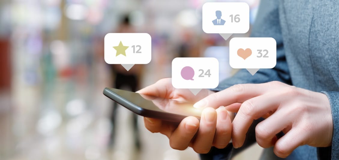 Zwei Hände, die ein Smartphone halten und bei Social Media aktiv sind. Wir wichtig ist Social Media wirklich für den Unternehmenserfolg?