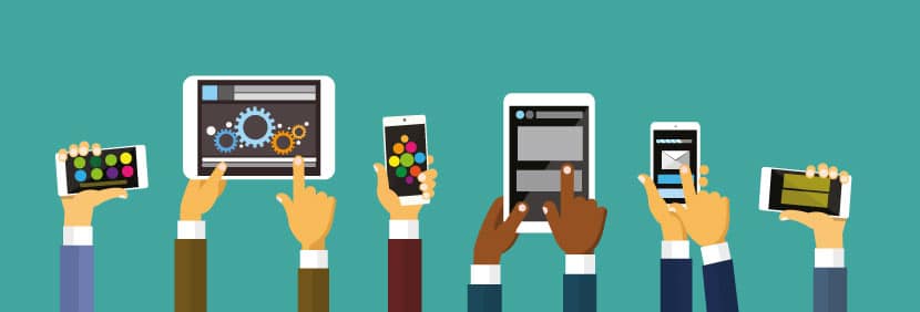 Grafik von verschieden gekleideten Armen und Händen, die mobile Endgeräte in unterschiedlichen Größen in die Höhe halten und das responsive Webdesign veranschaulichen.