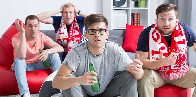 Enttäuschte Fußballfans, stehen sinnbildlich für Google User, die unzufrieden mit der Seitenstruktur einer Website sind.