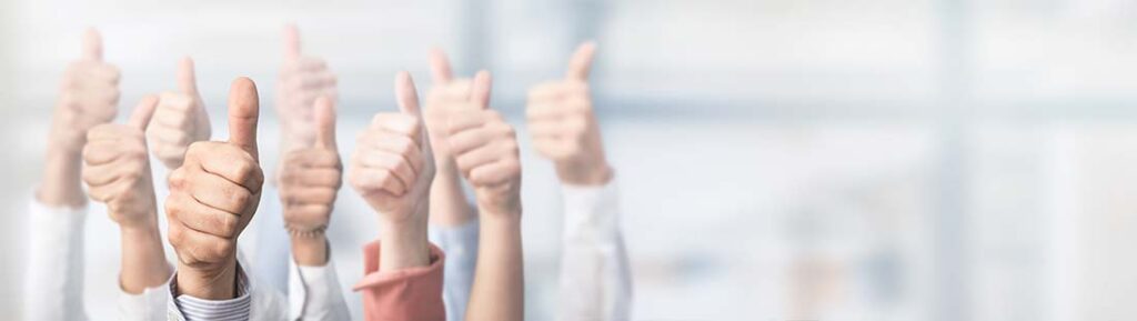 Mehrere Geschäftsleute, die den Daumen nach oben halten, um die Inbound Marketing Strategie zu feiern.